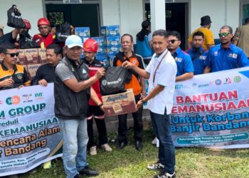 ANTAM Group yang terdiri dari PT ANTAM Tbk, PT Nusa Karya Arindo (NKA) dan PT Sumber Daya Arindo (SDA) menyerahkan bantuan kepada Korban Banjir Bandang, Kelurahan Rua Ternate